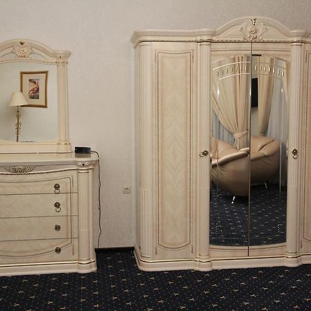 Kleopatra Vip Hotel Kamjanets-Podilsky Buitenkant foto
