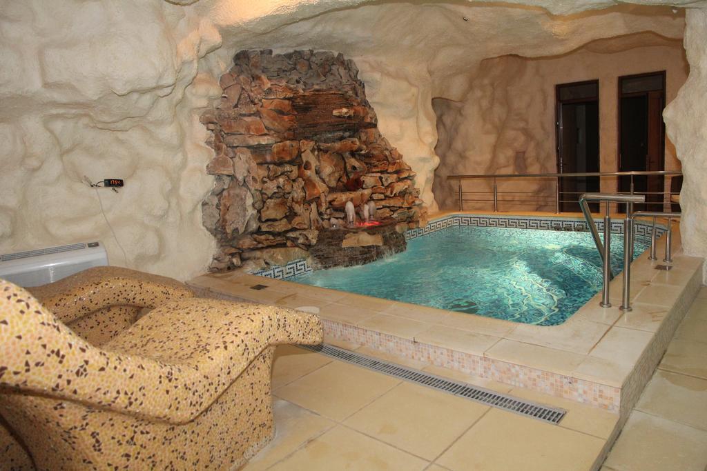 Kleopatra Vip Hotel Kamjanets-Podilsky Buitenkant foto