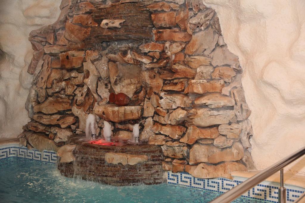 Kleopatra Vip Hotel Kamjanets-Podilsky Buitenkant foto