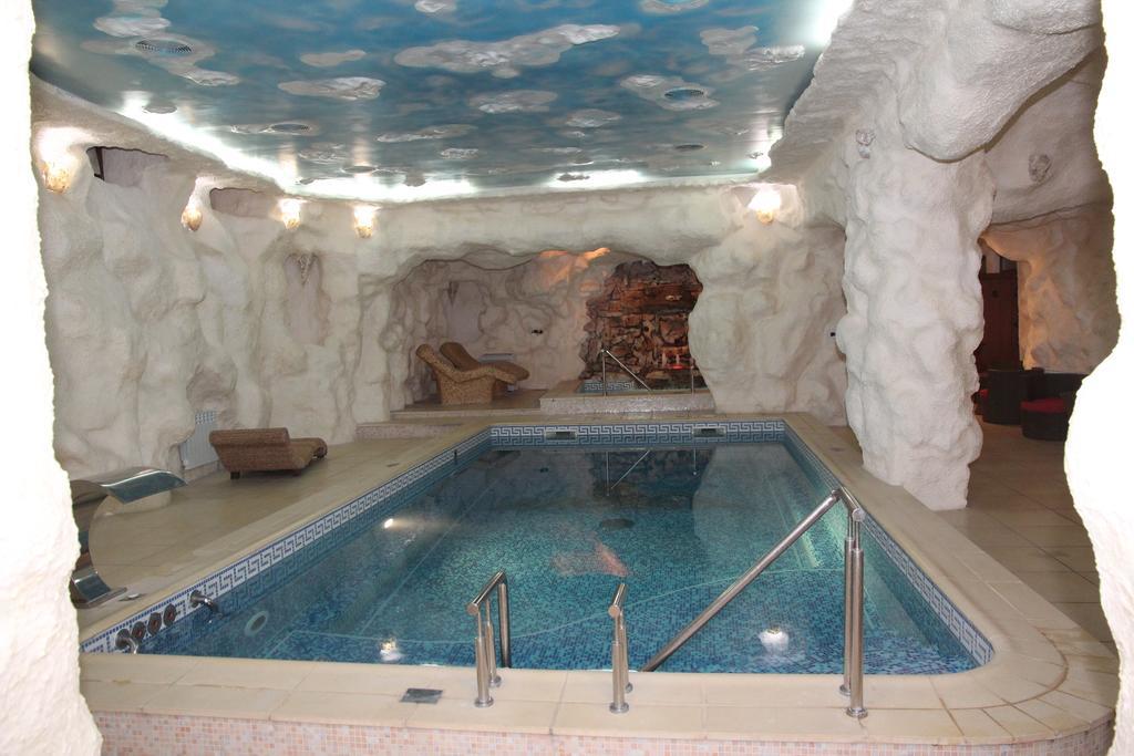 Kleopatra Vip Hotel Kamjanets-Podilsky Buitenkant foto