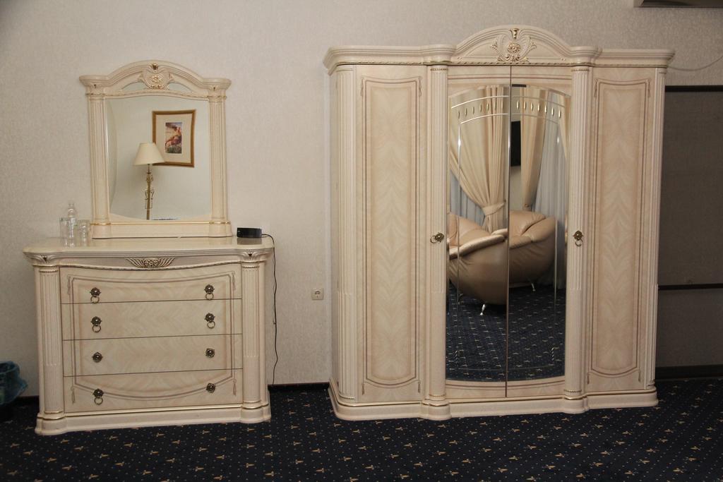 Kleopatra Vip Hotel Kamjanets-Podilsky Buitenkant foto