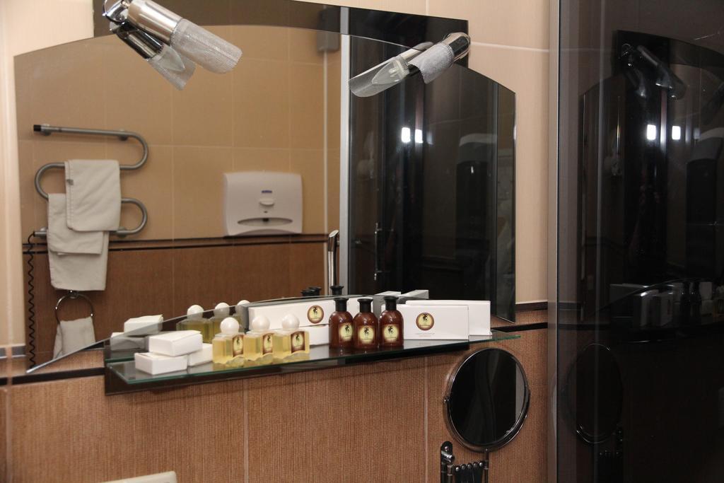 Kleopatra Vip Hotel Kamjanets-Podilsky Buitenkant foto