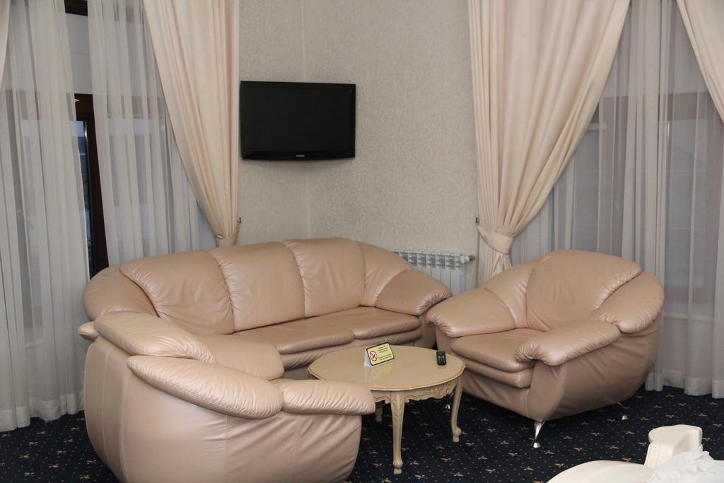 Kleopatra Vip Hotel Kamjanets-Podilsky Buitenkant foto