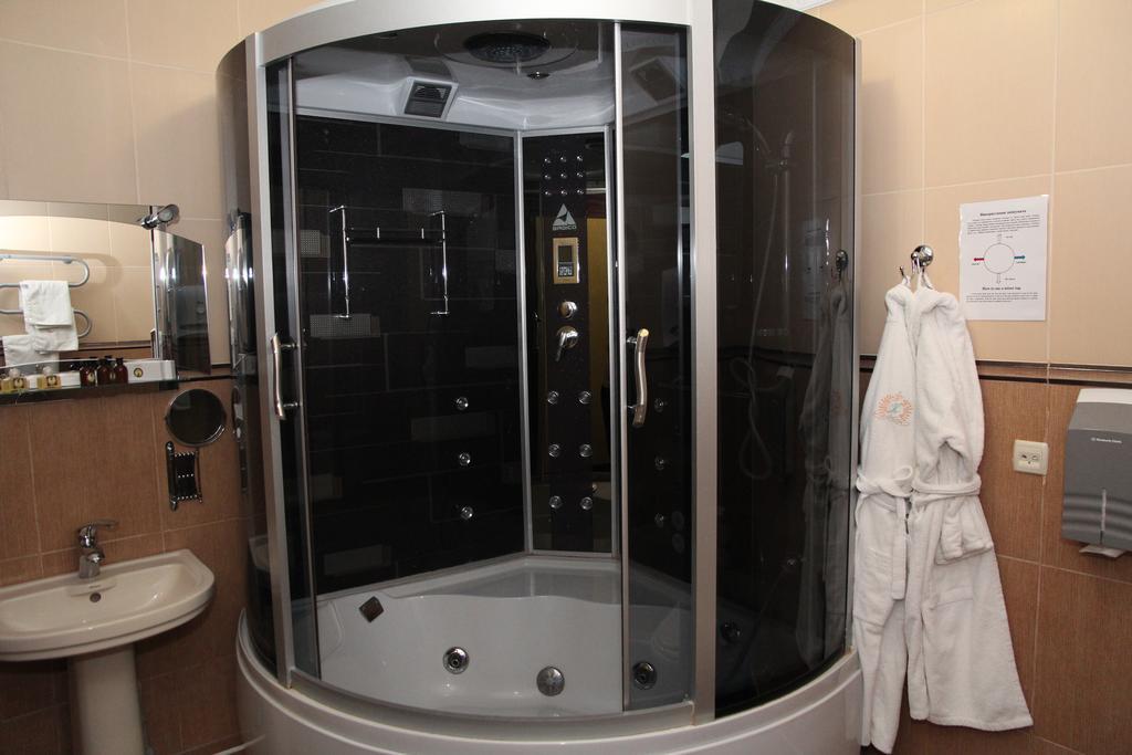 Kleopatra Vip Hotel Kamjanets-Podilsky Buitenkant foto