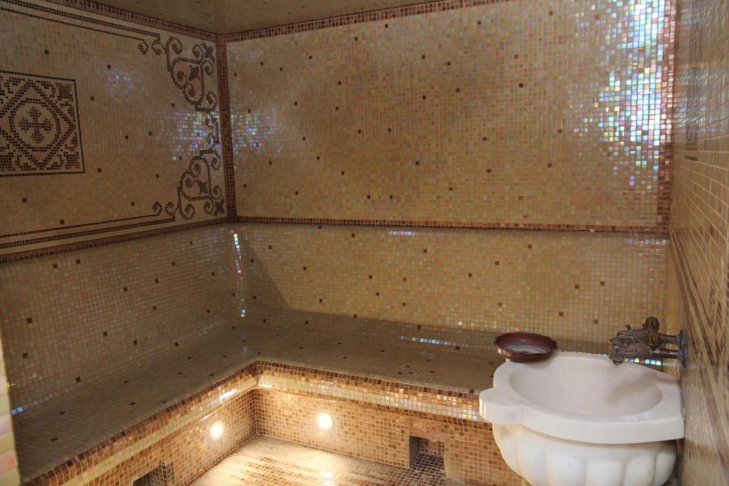 Kleopatra Vip Hotel Kamjanets-Podilsky Buitenkant foto